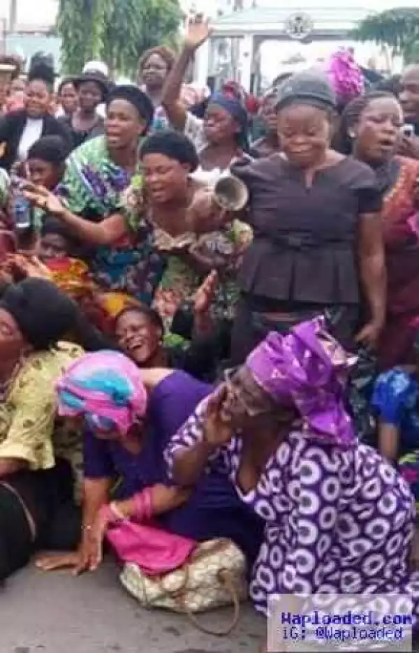 PHOTONEWS: Abia women protest removal of Ikpeazu as State Governor